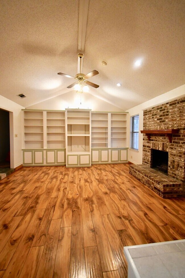 Building Photo - Inviting 3 Bedroom 2.5 Bathroom Home in Ha...