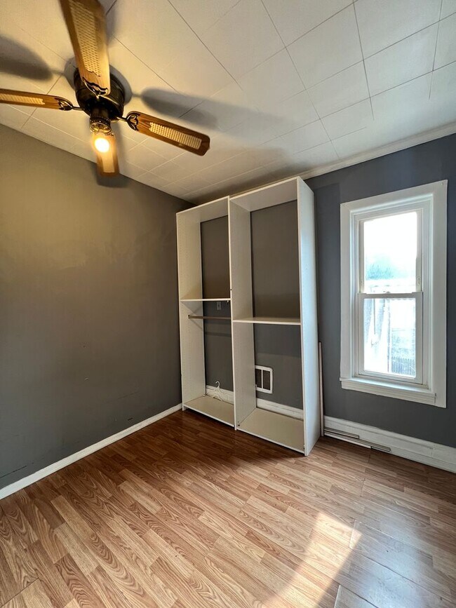 Building Photo - 3 Bedroom 1 Bath Home Available For Rent