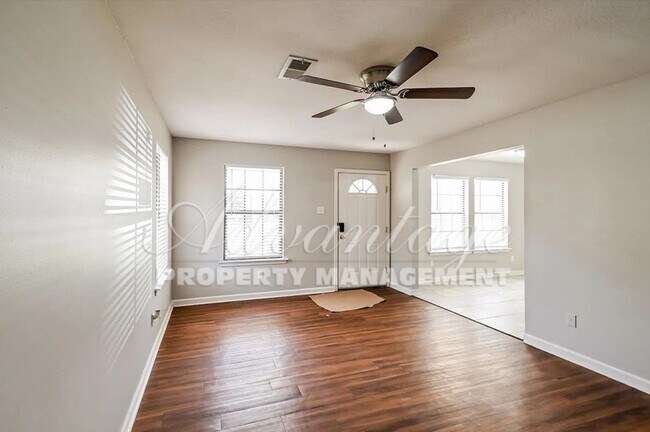 Building Photo - Gorgeous 3 bedroom 2 bathroom home in West...