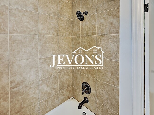 Building Photo - Discover the warmth of this lovely single-family home in the heart of Seattle