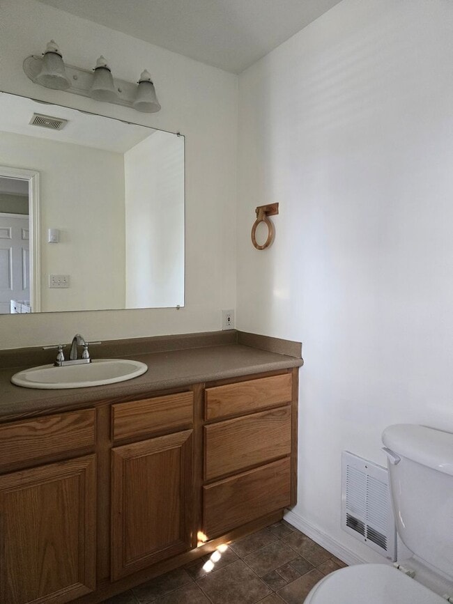 Building Photo - Bring the Pets!  Midtown 2 Bdrm Cottage, w/Den, 2 bath, All Appliances incl washer/dryer, Storage