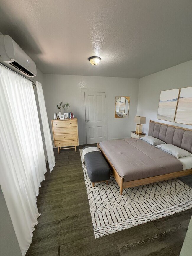 Building Photo - 6th St