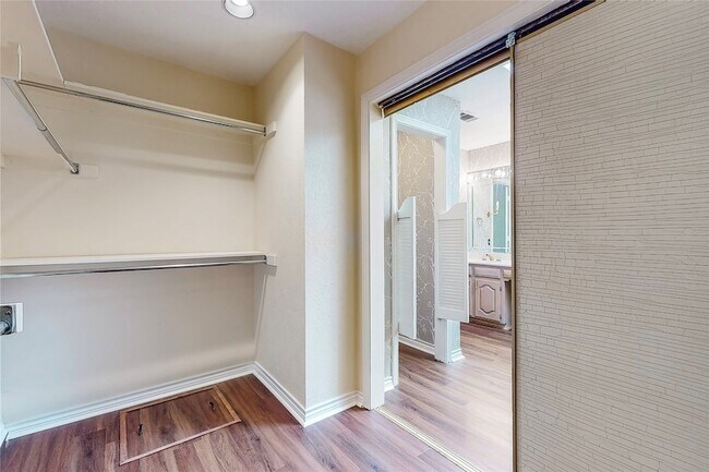 Building Photo - 7504 Summitview Dr