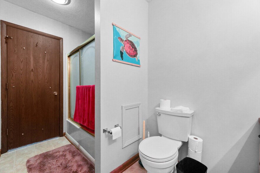 second floor full bathroom - 1098 Big Valley Dr