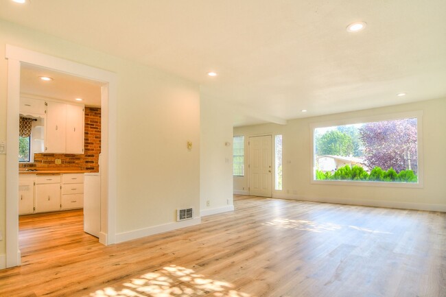 Building Photo - Magnolia 4 bedroom