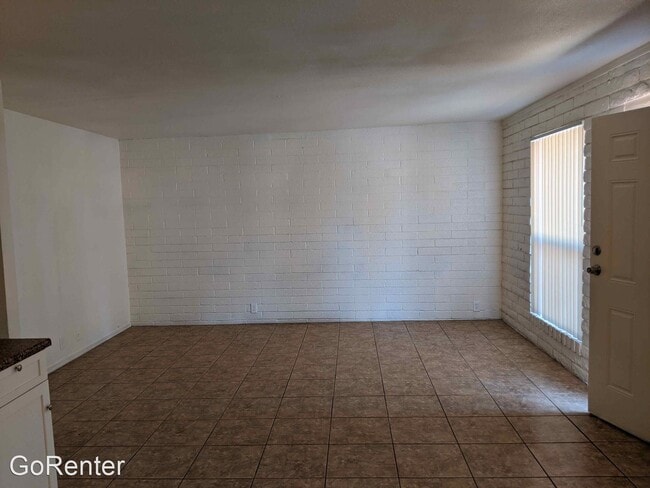 Building Photo - 2 br, 1 bath House - 2333 W Glenrosa Ave #115