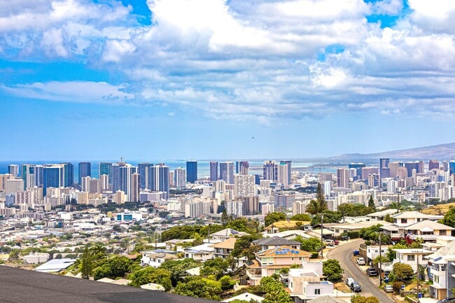Building Photo - Charming 2BR/1BA Home with Stunning Ocean ...