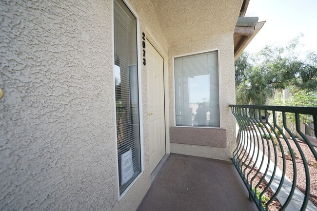 Building Photo - Beautiful 2 bed 2 bath upstairs unit in gated community.