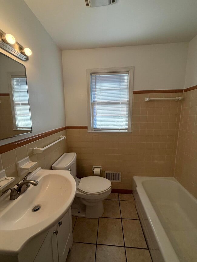 Building Photo - 119 Woodside Rd