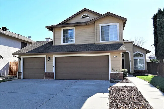 Primary Photo - Stunning 4 bedroom 3 bathroom in Roseville!