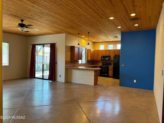 Building Photo - 1717 N Baxter Dr