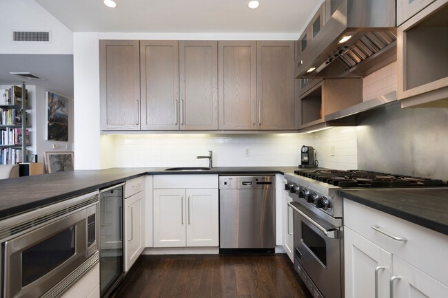 Building Photo - 161 Grand St