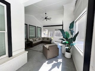 Building Photo - 960 Nours Cir SE