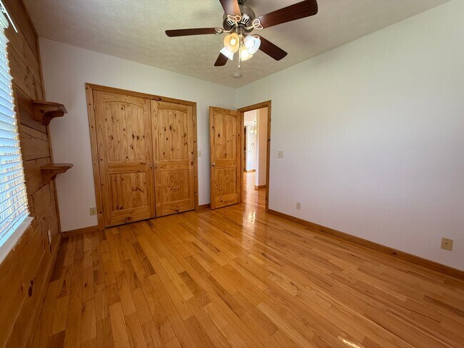 Building Photo - 1404 Maple Ln