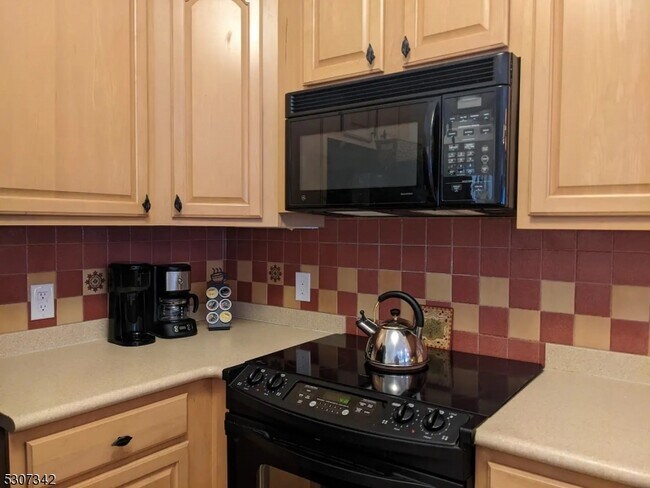 Building Photo - 3-13 Maple Cres