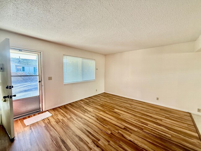 Building Photo - 287 E Elm St