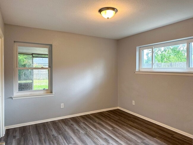 Building Photo - 4 Bedroom / 2 Bath / 2 Car Garage