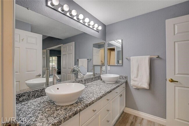 Building Photo - 352 Amber Pine St