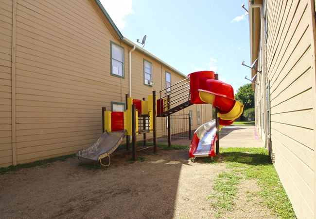 Building Photo - Columbia Villas