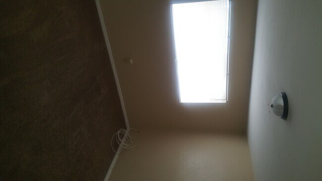 Building Photo - Nice 3 bedroom home ready for immediate move in.