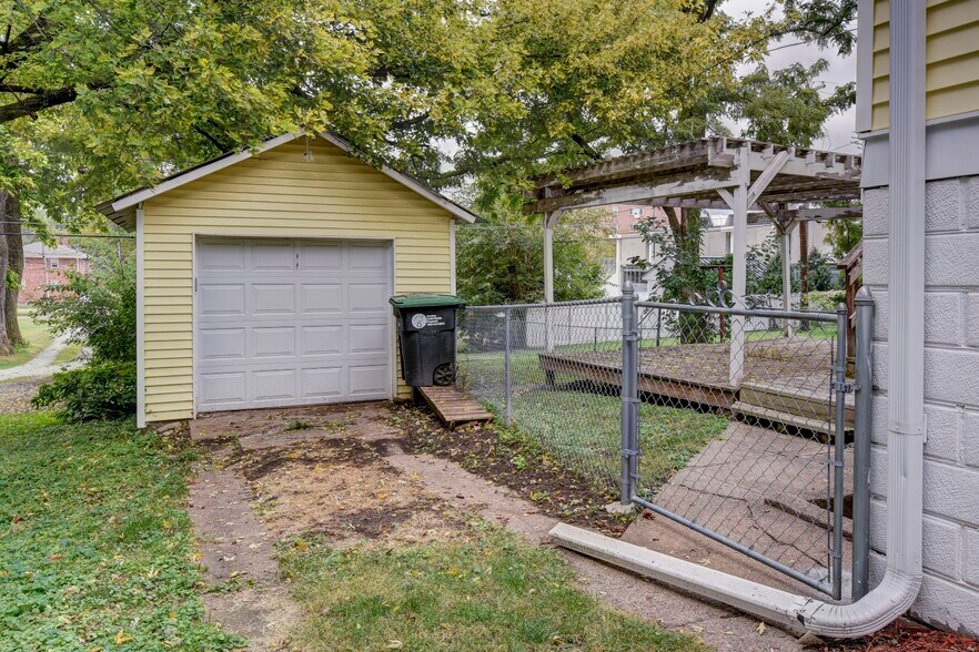 Building Photo - 816 N 43rd St