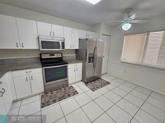 Building Photo - 9537 Weldon Cir