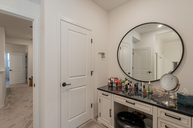 Building Photo - 2629 S Equestrian Dr