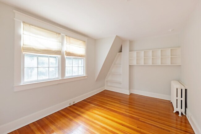 Building Photo - 4BR 3.5 BA Chevy Chase Gem is Move-in Read...