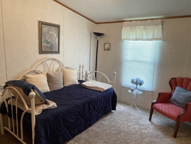 Building Photo - Furnished 3 bedroom 2 full bathroom Manufa...