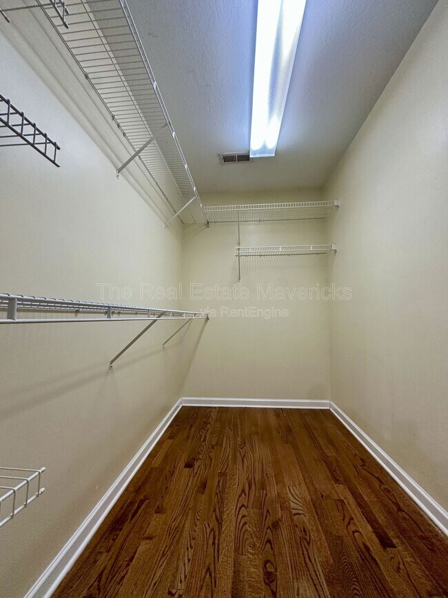 Building Photo - 1720 Hawk Run Ln