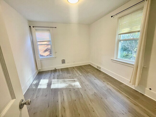 Building Photo - 3 Bedroom 1.5 Bath in Dormont! Off Street Parking!