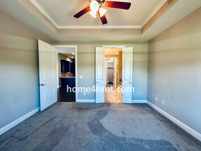 Building Photo - Main Level Primary Bedroom, Updated Kitche...