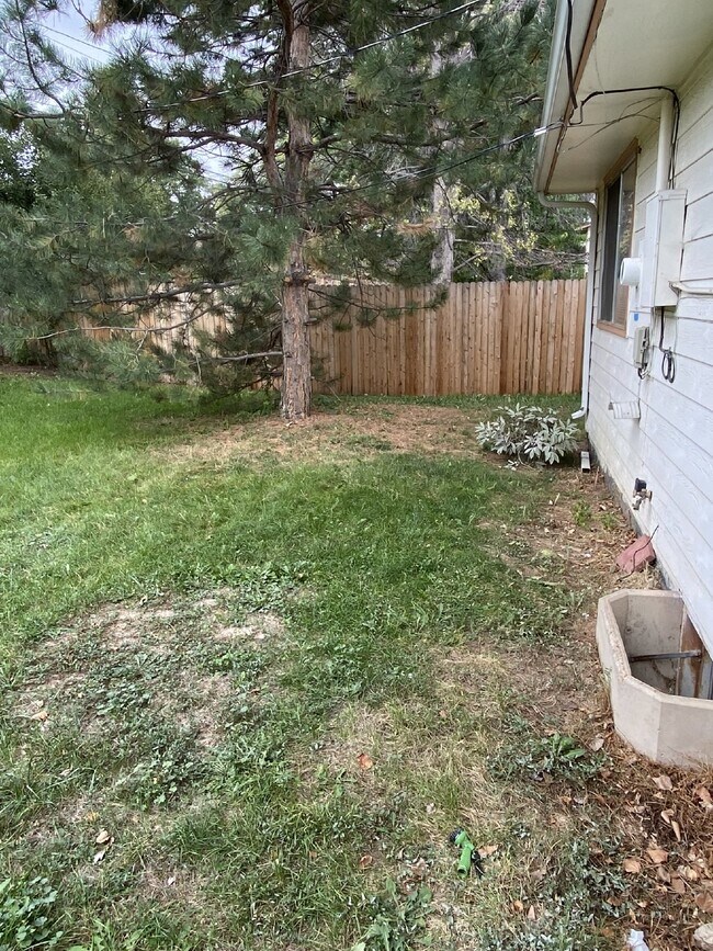 Building Photo - Don't miss out on this 5 bed 2.5 bath hous...