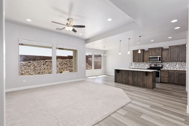 Building Photo - 6118 S Salix Wy