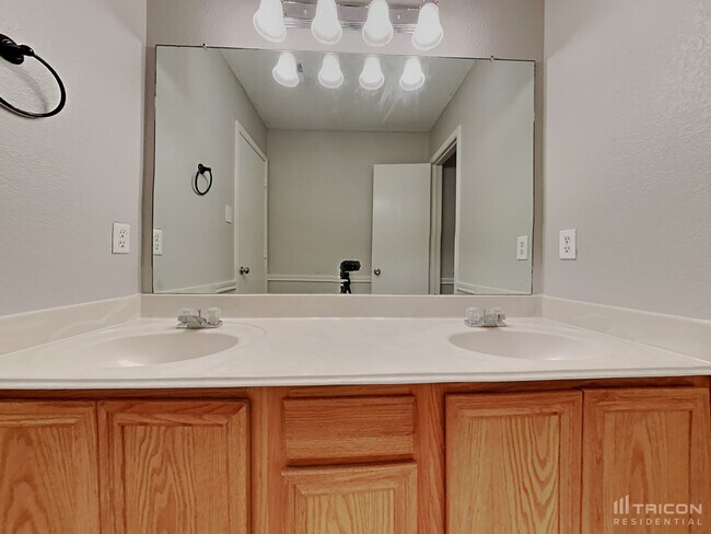 Building Photo - 2637 Ensenada Ln