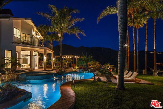 Building Photo - 5868 Zumirez Dr