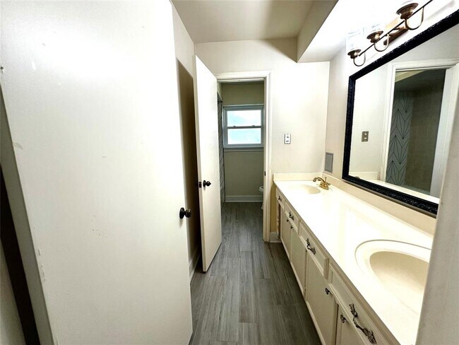Building Photo - 3007 Broadmoor Dr