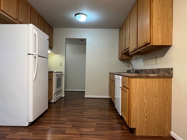 Building Photo - Spacious 2 Bedroom, 1.5 Bath