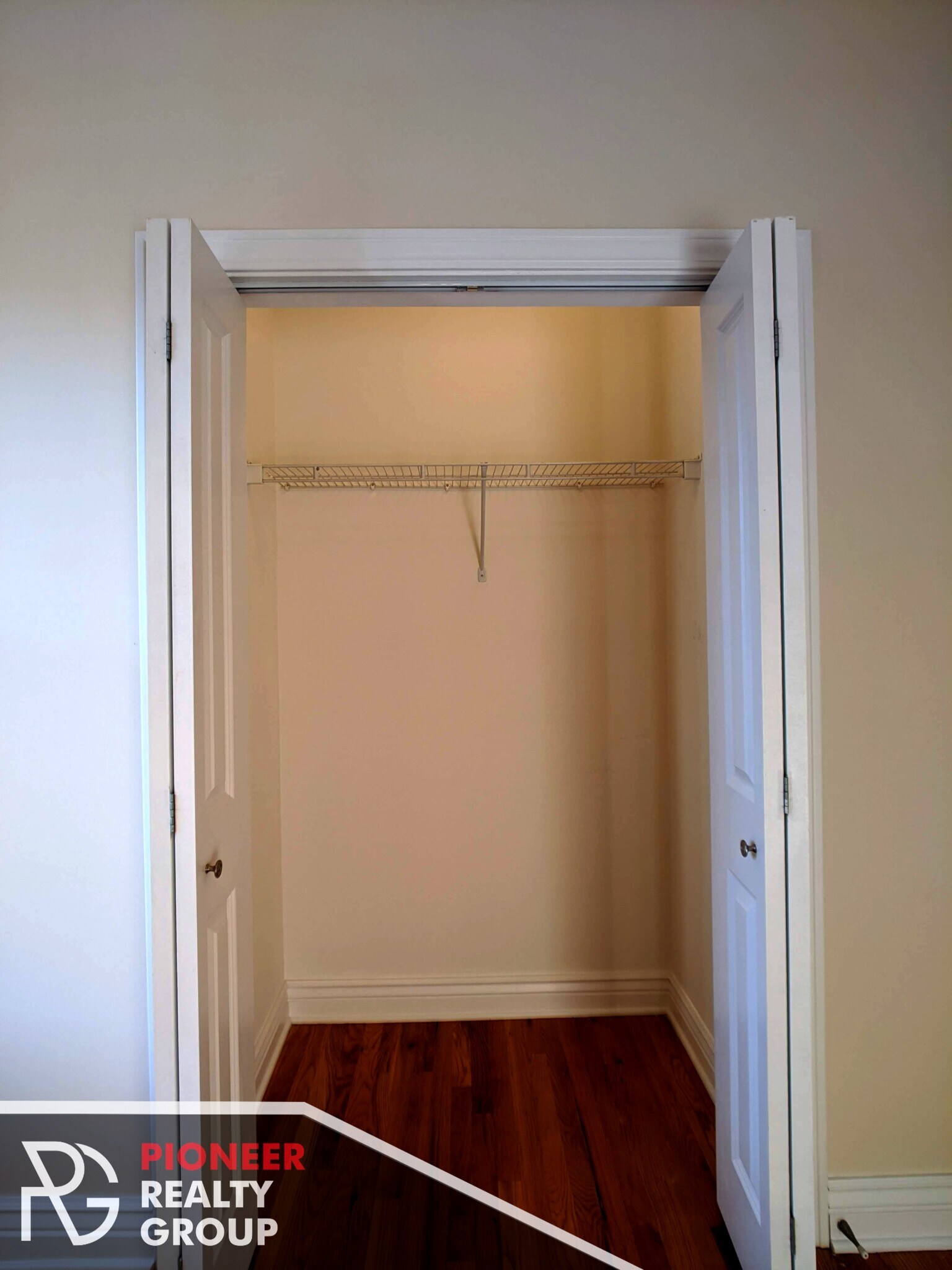 Building Photo - 1204 W Waveland Ave