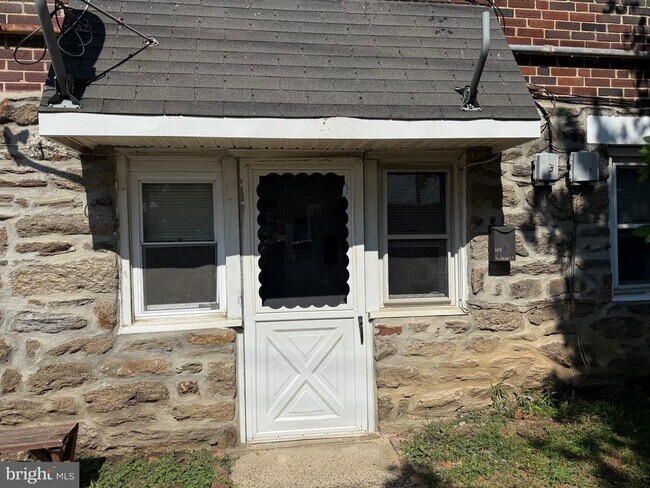 Building Photo - 1041 Fanshawe St