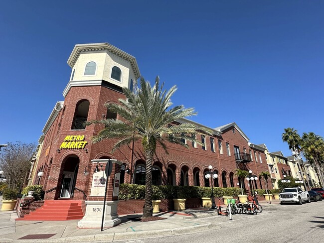 Building Photo - Spacious 1bedroom 1 bath condo in The Quar...