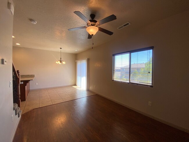 Building Photo - DARLING TOWNHOME AVAILABLE FOR RENT!