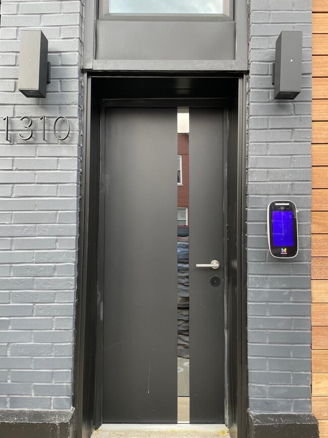 Building Photo - 1310 W Erie St