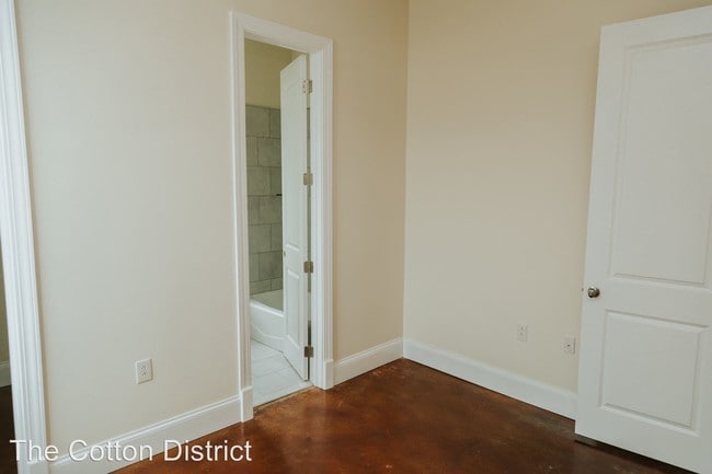 Building Photo - 517 University Dr