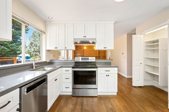 Building Photo - Beautiful Renovated Four Bedroom House for...