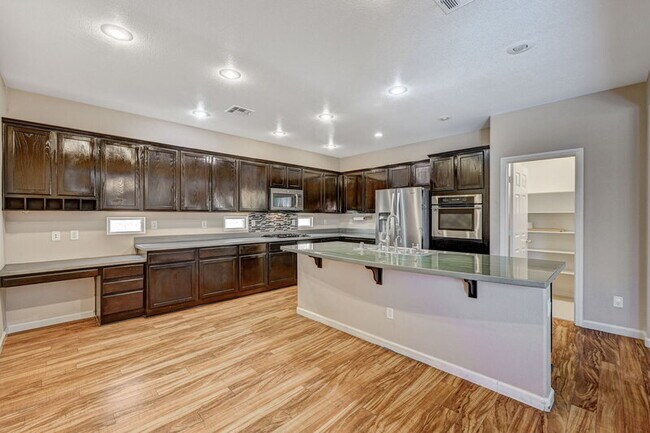 Building Photo - 10588 Isola Bella St