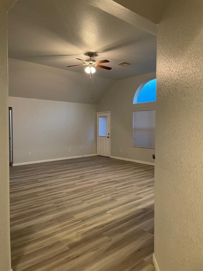 Building Photo - 8127 Redbud Point Ln