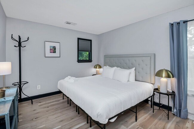 Building Photo - Updated 2BR/2BA Gem Minutes from Downtown Columbia!