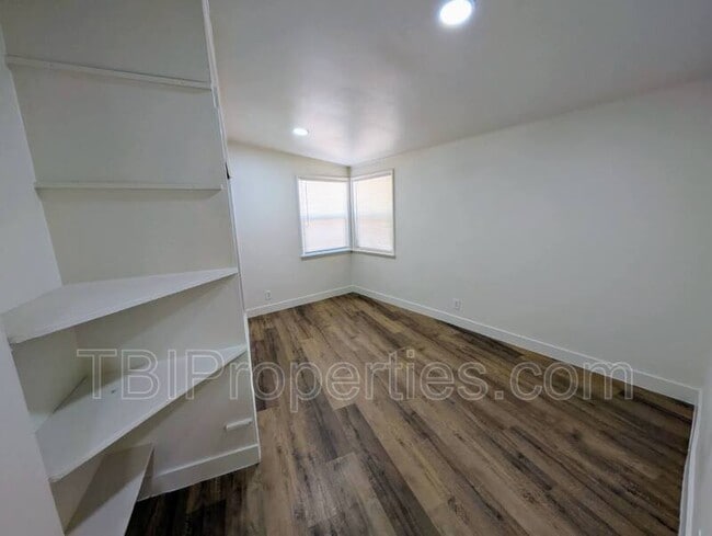 Building Photo - 936 Bradley St