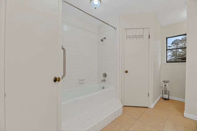 Building Photo - 9842 Pinehurst St